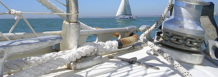 Puente de Mayo: Navegando en velero por la Costa Brava