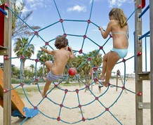 Puente de Mayo con los niños en la playa