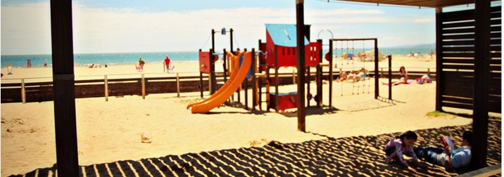 Puente de Mayo con los niños en la playa