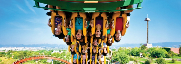 Puente de Octubre con niños en Port Aventura